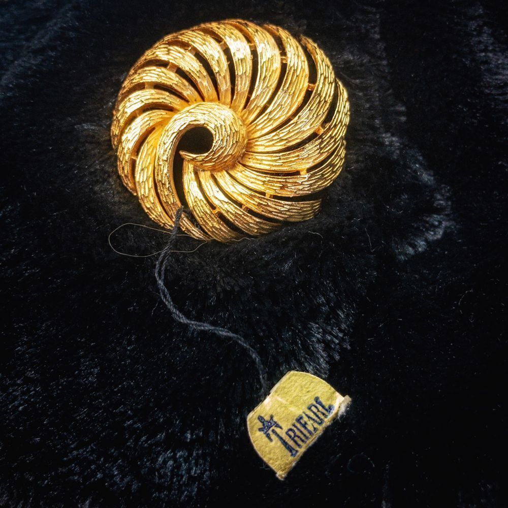 NOS Vintage Crown Trifari Gold Swirl Wreath Brooch 1970